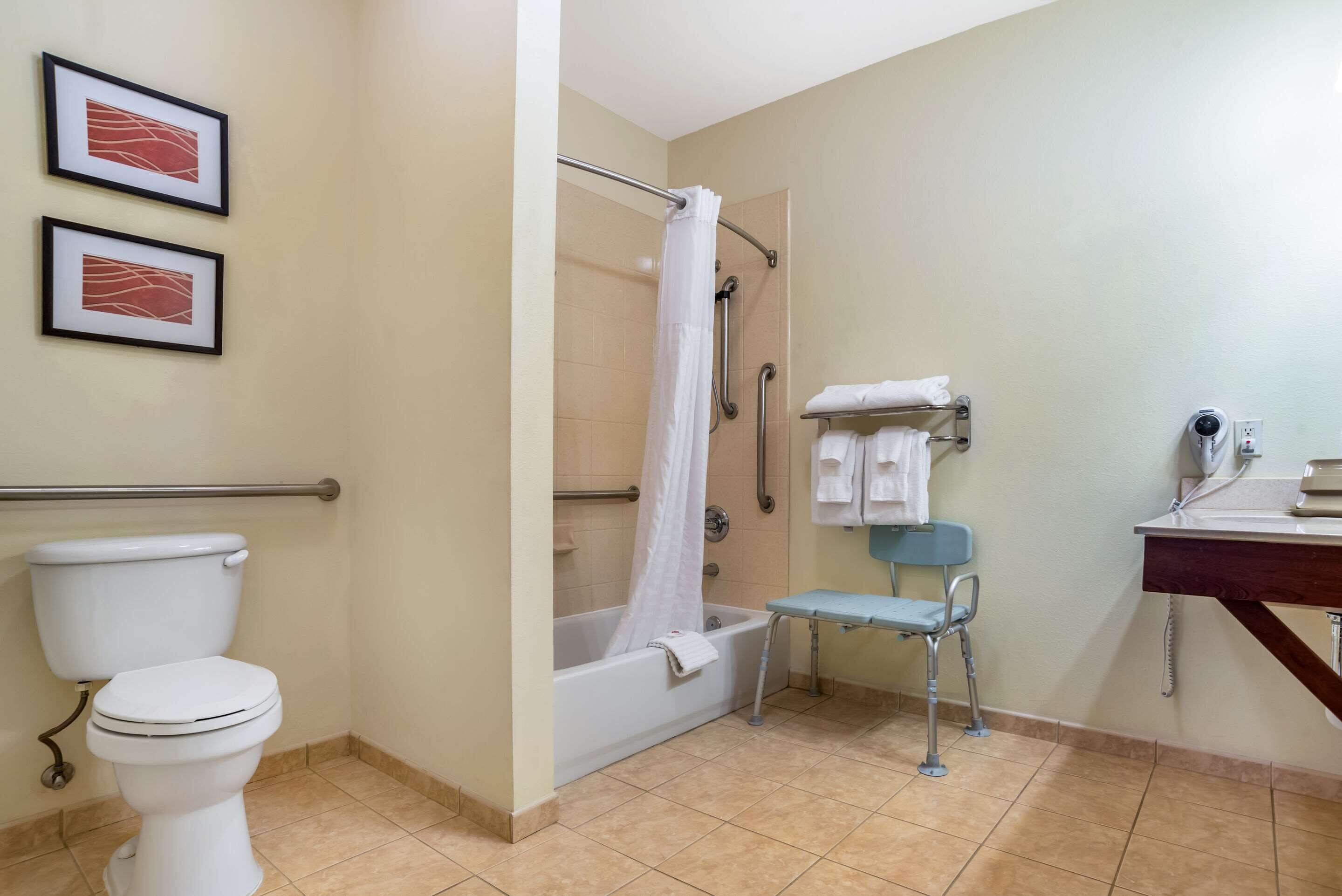 Une salle de bain équipée de toilettes, d’une douche et d’un lavabo.