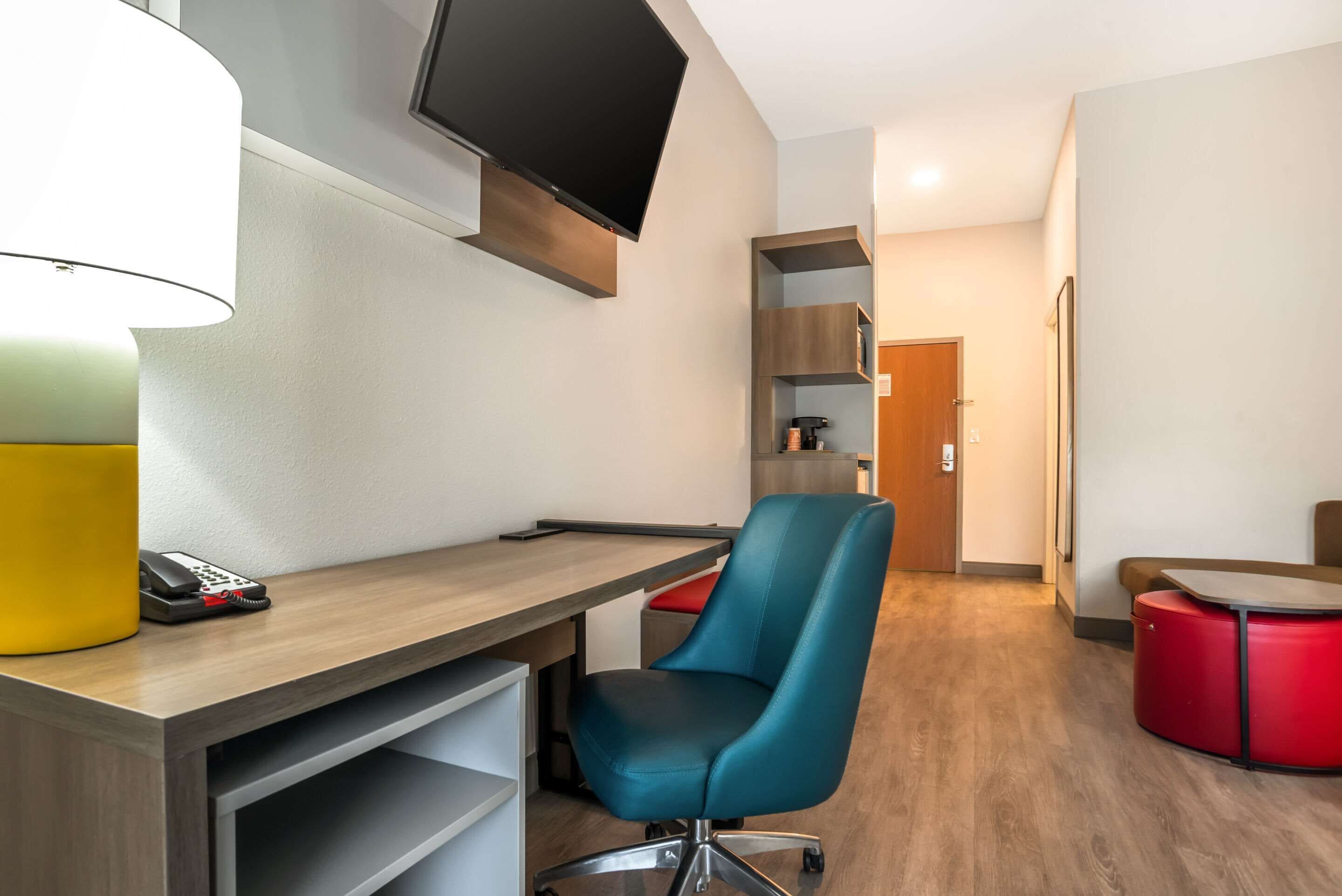 suite, non smoking | desk, iron/ironing board, free cots/infant beds, rollaway beds