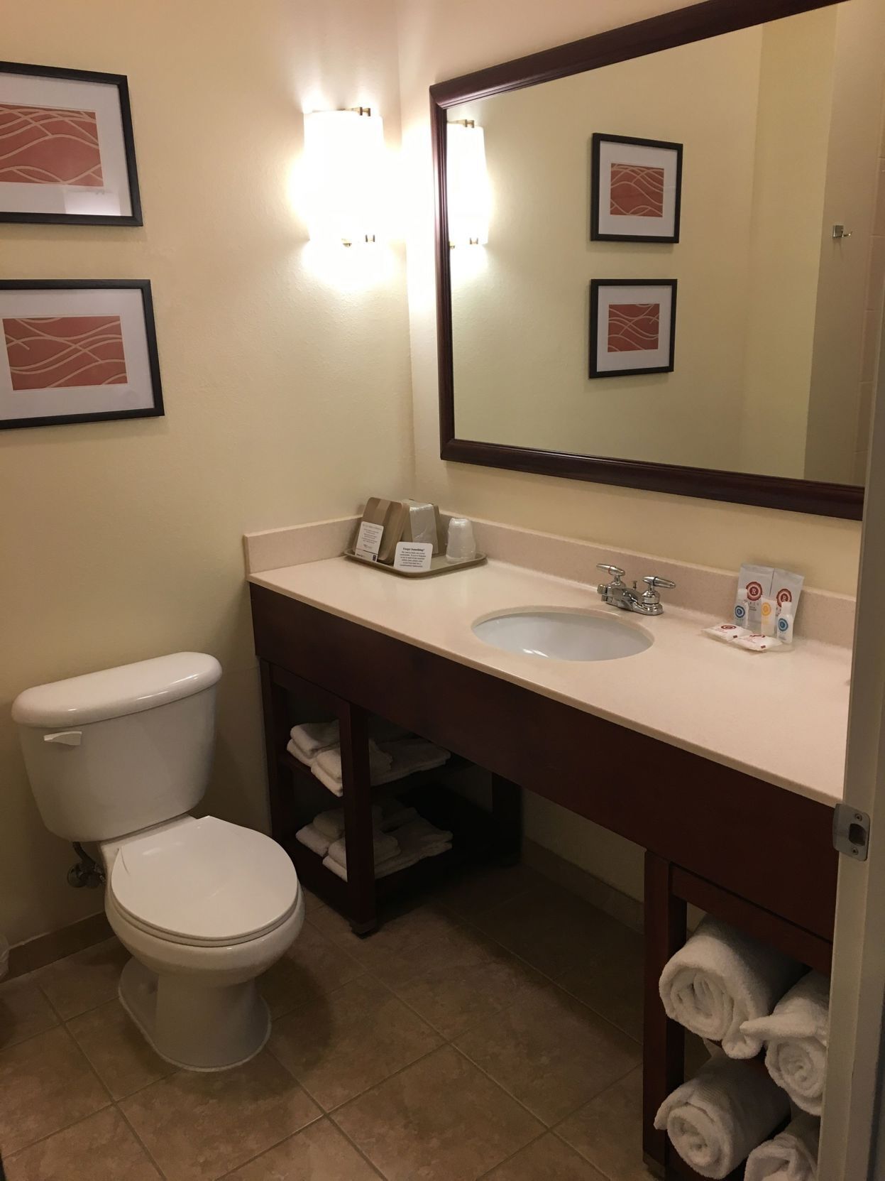Bathroom | Combined shower/tub, free toiletries, hair dryer, towels