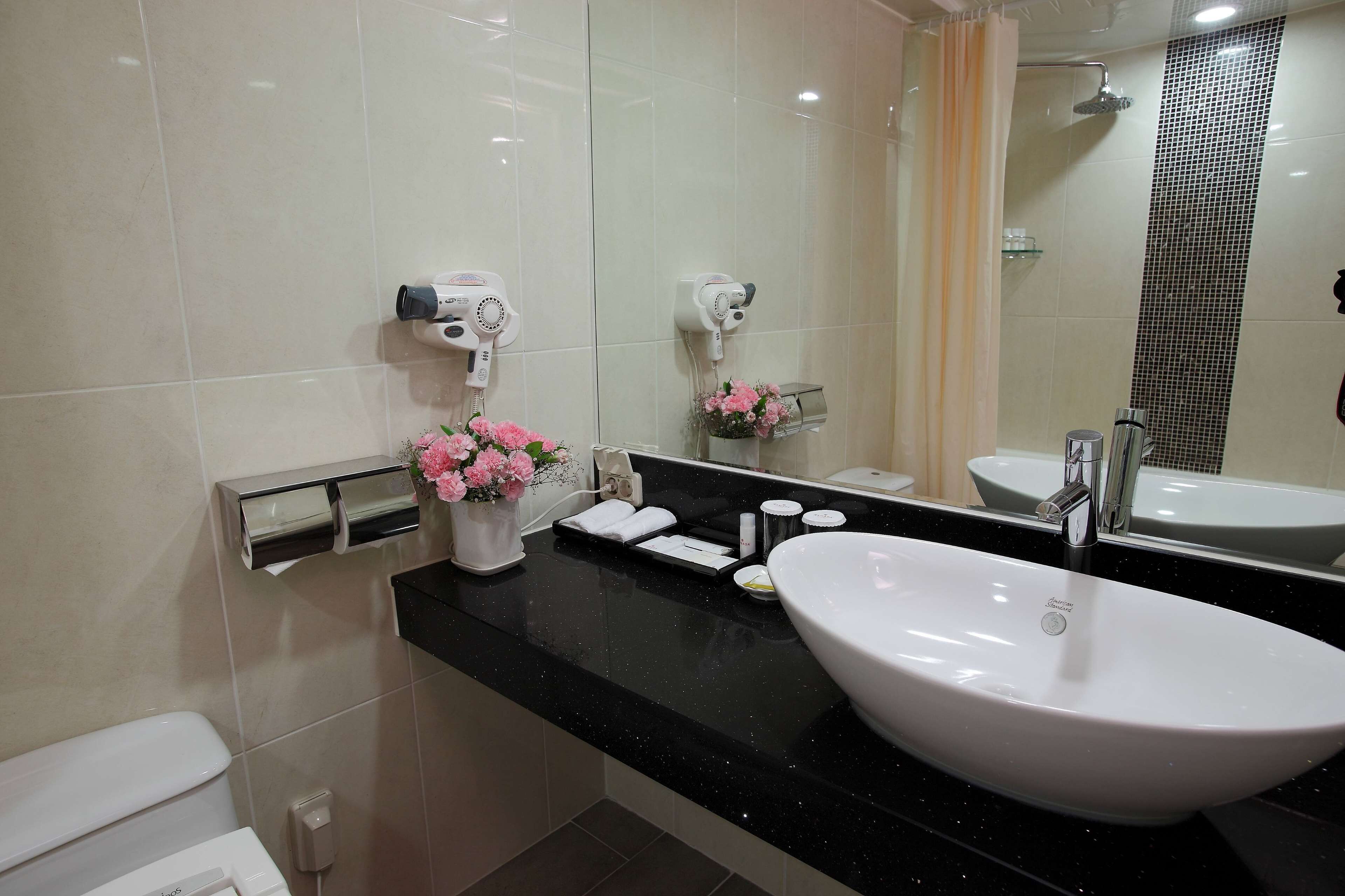 room, 1 double bed, non smoking | bathroom | combined shower/bathtub, free toiletries, hair dryer, bathrobes