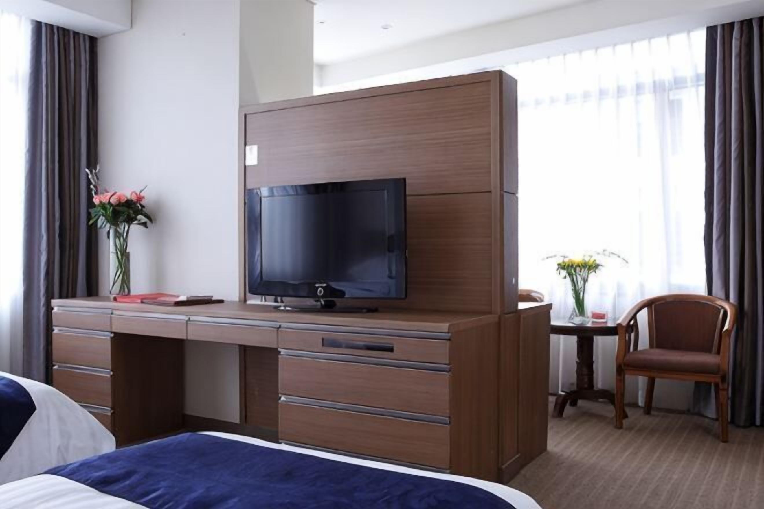 Minibar, brankas, meja kerja, dan Wi-Fi gratis