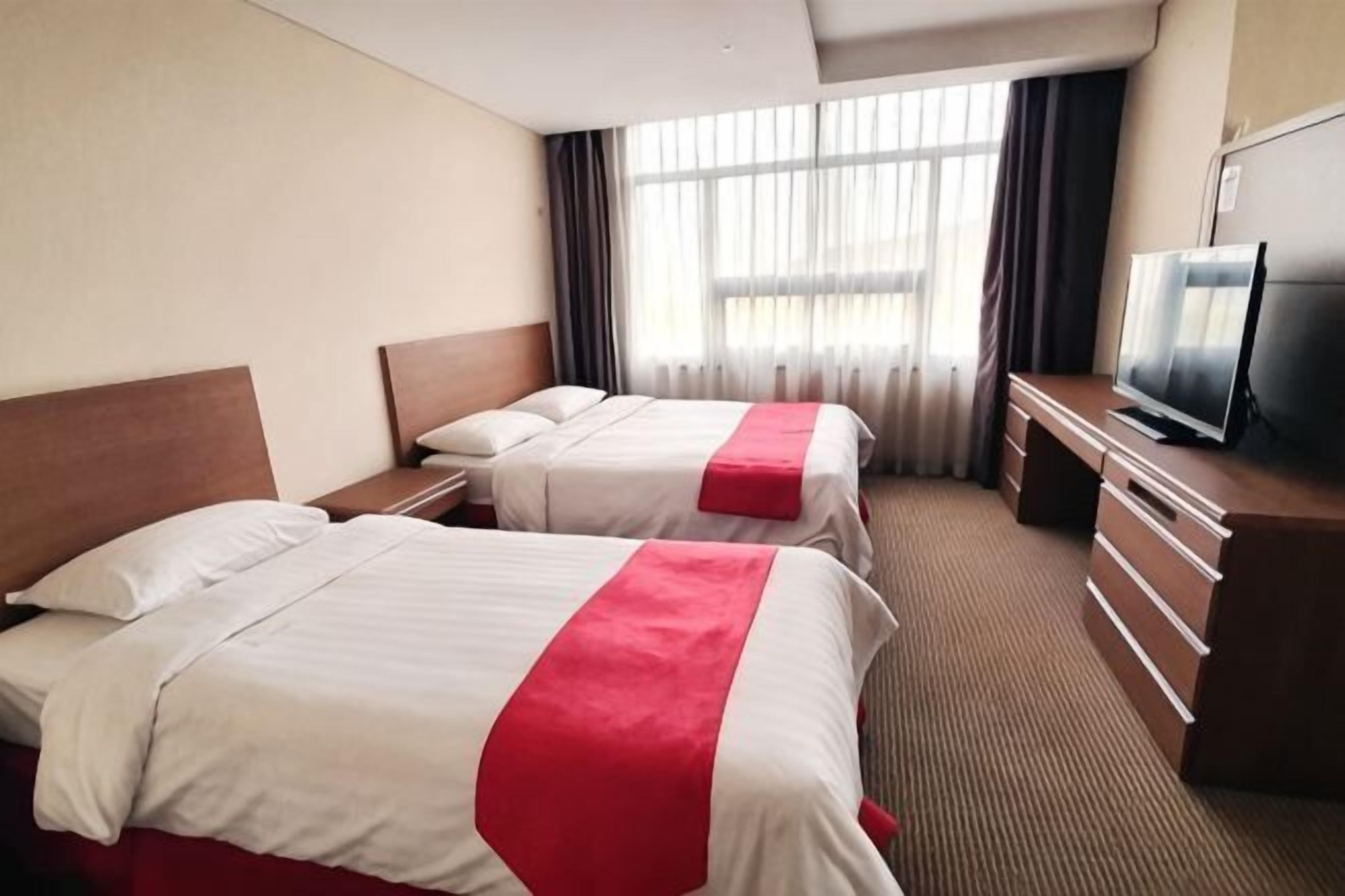 Minibar, safe på rommet, skrivebord og wi-fi (inkludert)