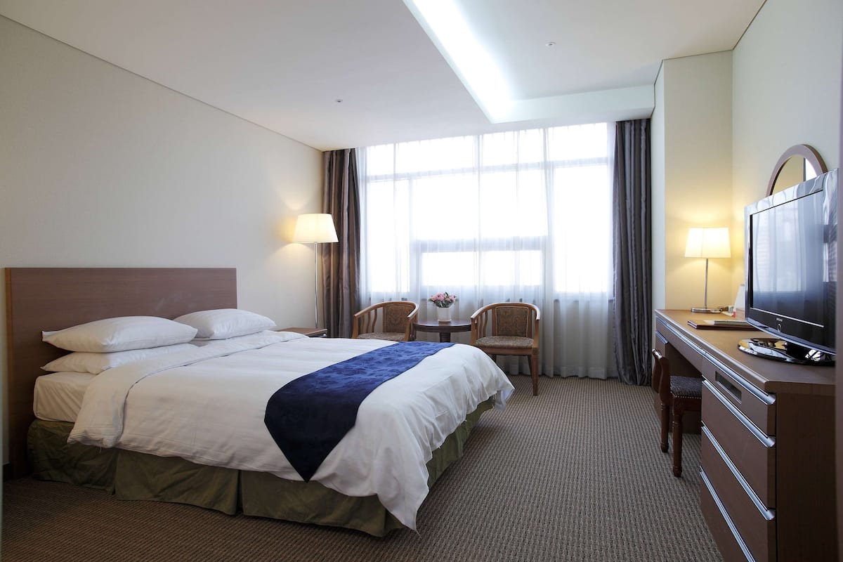 Minibar, in-room safe, desk, free WiFi