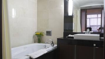 Suite, 1 Queen Bed, Hot Tub | Bathroom | Combined shower/tub, free toiletries, hair dryer, bathrobes