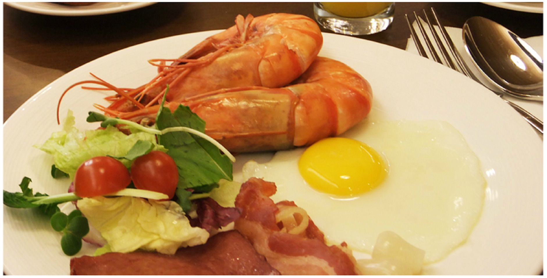 daily buffet breakfast (krw 16500 per person)