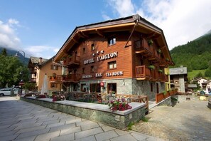 Front of property - Hotel L'aiglon (Ayas)