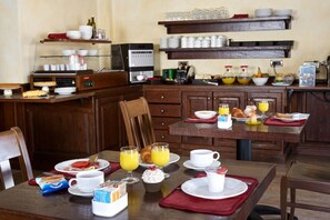 Free daily buffet breakfast