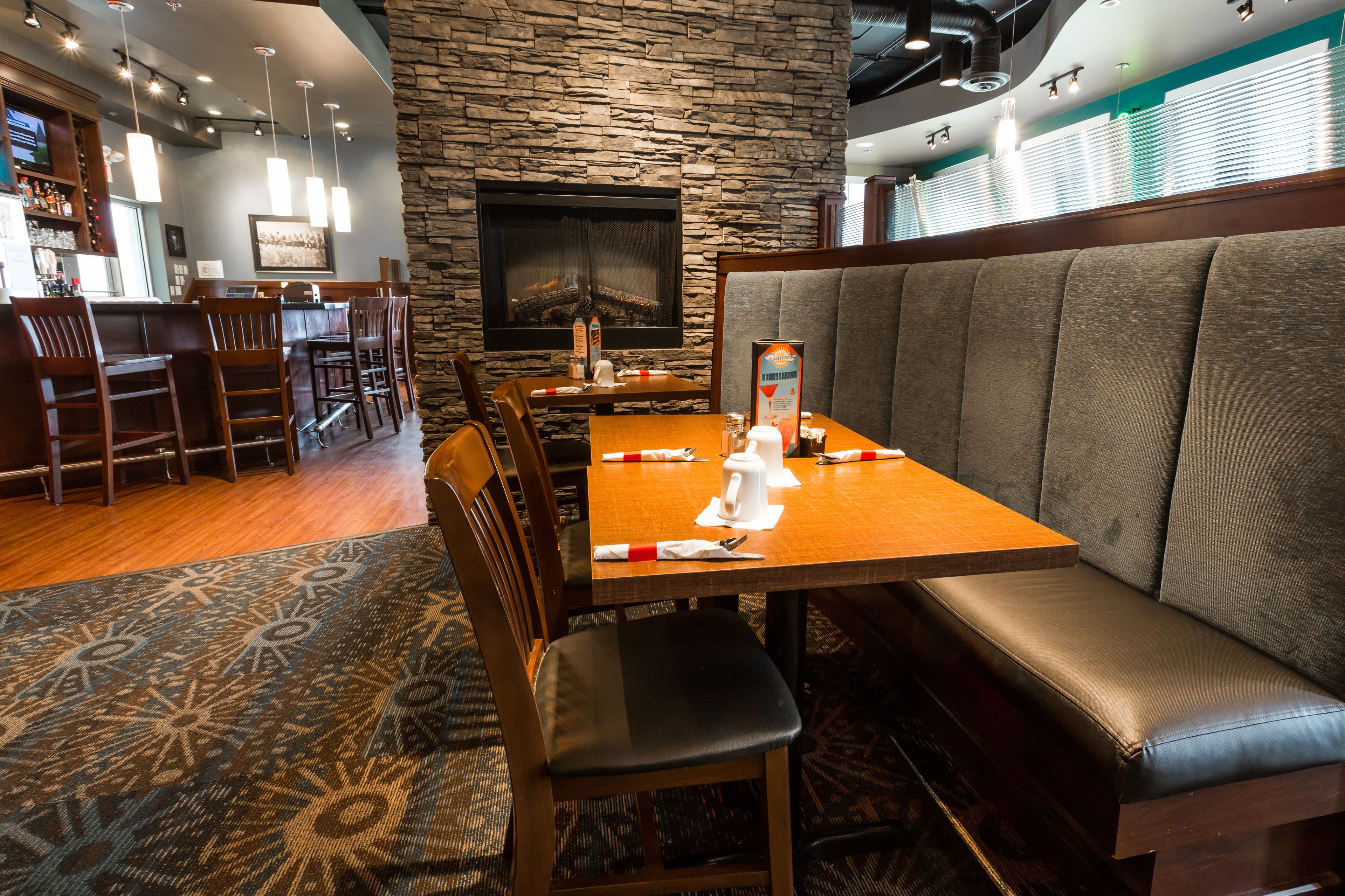 breakfast, lunch, dinner served; international cuisine