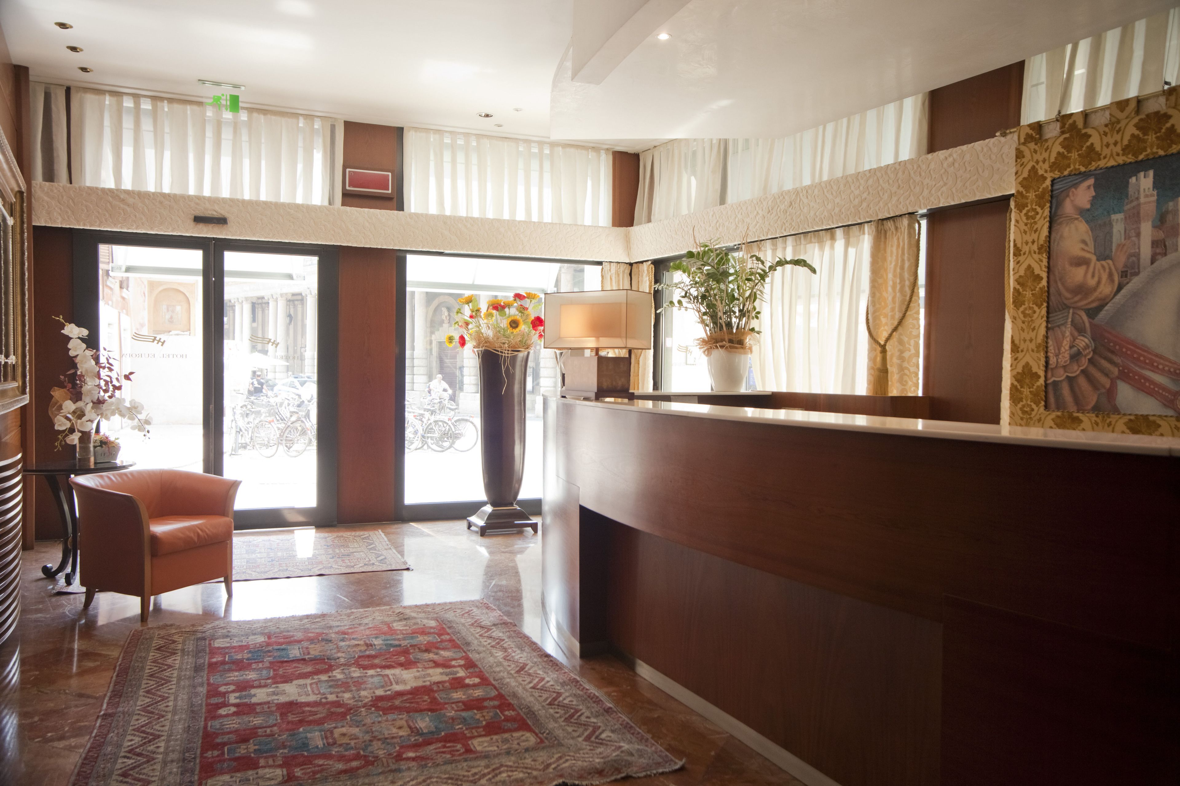 Quầy thủ tục nhận/trả phòng