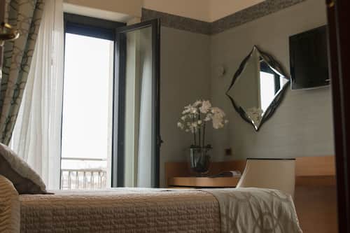 Camera con letto matrimoniale o 2 letti singoli | Minibar, una cassaforte in camera, tende oscuranti, Wi-Fi gratuito
