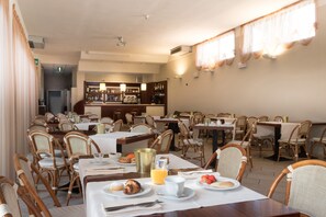 Desayuno buffet incluido todos los días 