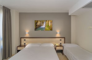 Hypo-allergenic bedding, minibar, in-room safe, individually decorated - Hotel Spinelli (Viareggio)