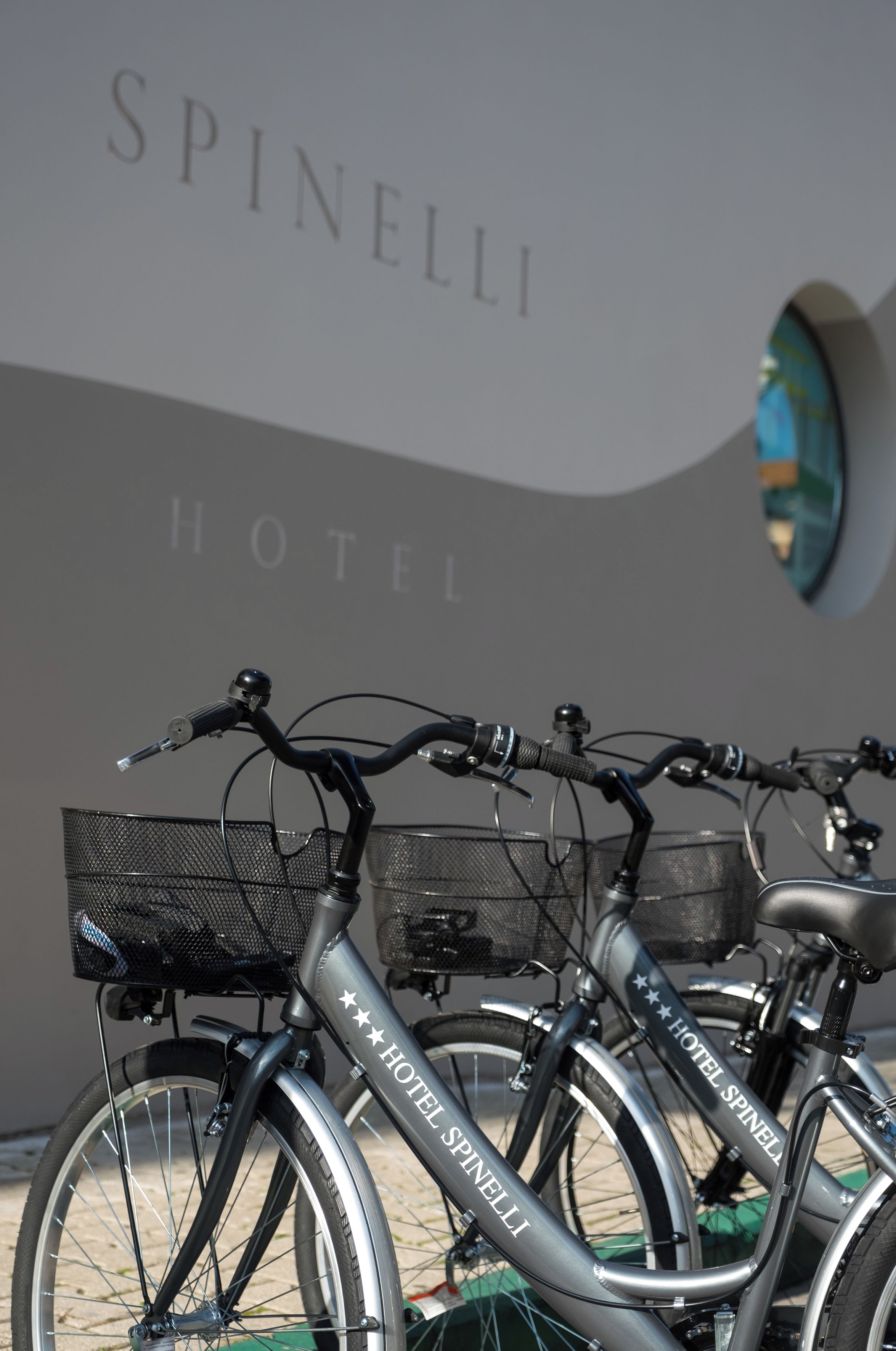 A hotel named SPINELLI with bicycles parked in front.
