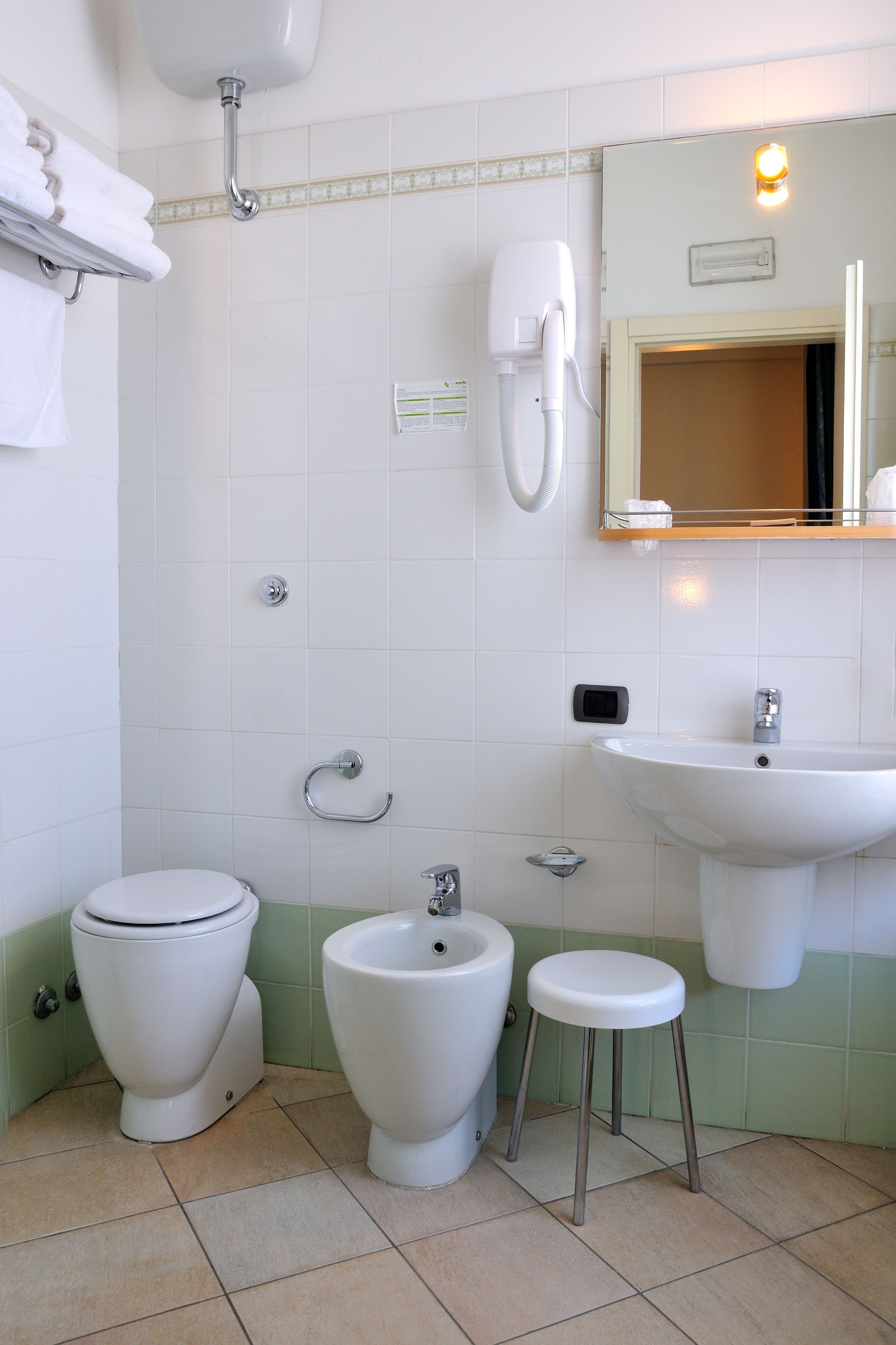 shower, free toiletries, hair dryer, bidet