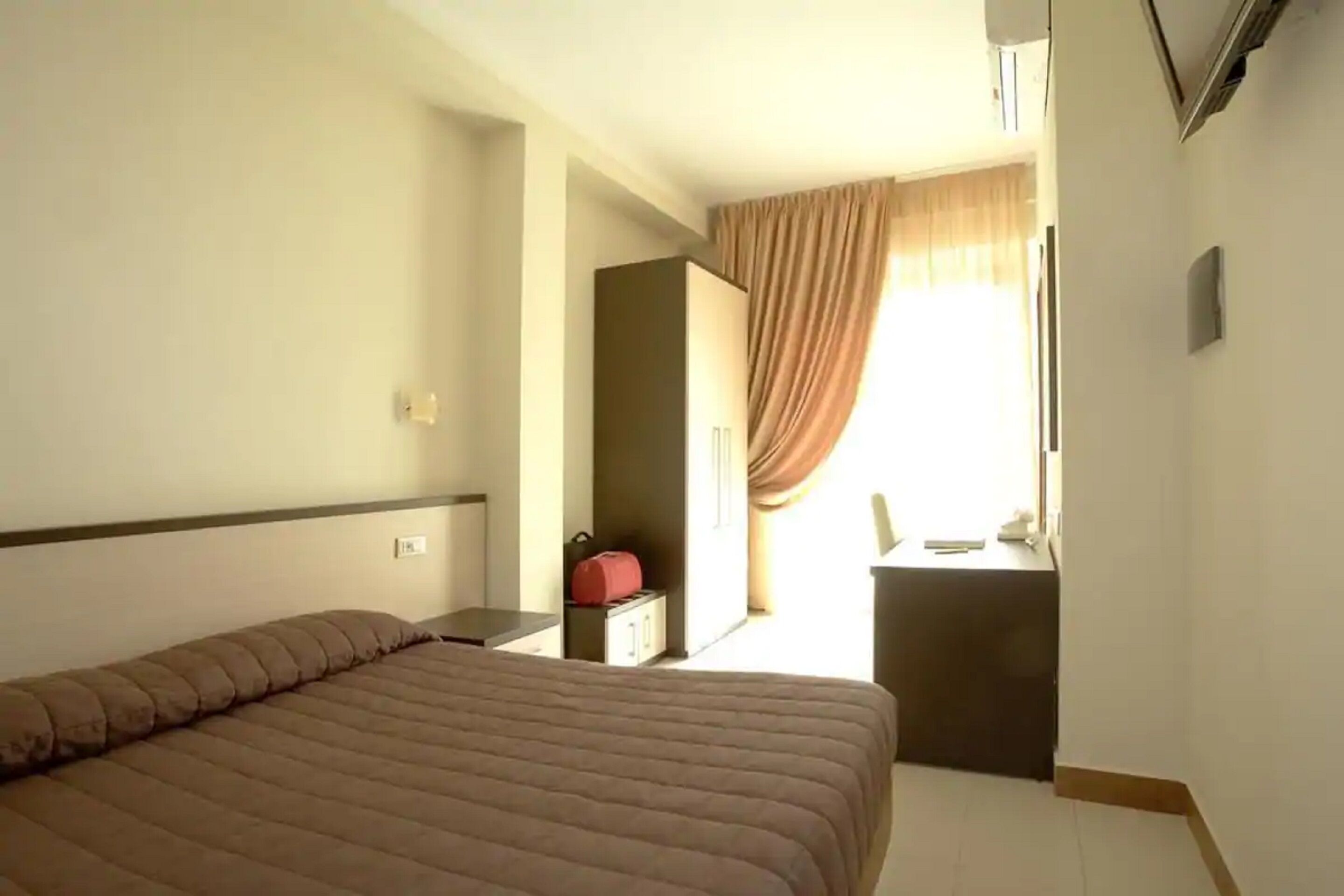 classic double room, 1 double bed | hypo-allergenic bedding, minibar, in-room safe, individually decorated