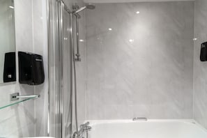 Yhden hengen standard-huone | Kylpyhuone | Ilmaiset hygieniatuotteet, hiustenkuivaaja, pyyhkeet