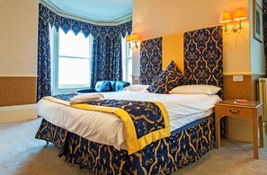 Habitación doble estándar, vista al mar | Escritorio, tabla de planchar con plancha, wifi gratis y ropa de cama