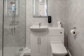 Twin Room with Sea View | Bathroom - The Clifton Hotel (Scarborough)