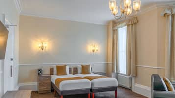 Habitación estándar con 2 camas individuales, vista al mar | Escritorio, tabla de planchar con plancha, wifi gratis y ropa de cama