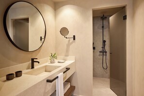 One-Bedroom Villa with Private Pool | Badezimmer | Kostenlose Toilettenartikel, Haartrockner, Bademäntel, Hausschuhe