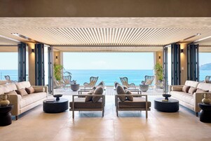 5 bares, 2 bares junto a la piscina, bar en la playa