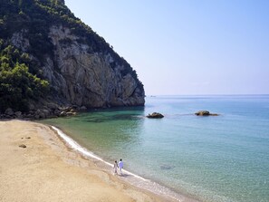 Sulla spiaggia, lettini da mare, ombrelloni, teli da spiaggia