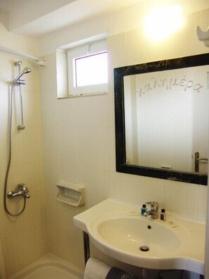 Studio | Bathroom sink - Alonia Studios & Maisonettes (Nafplio)