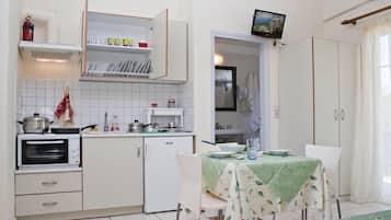 Studio | Private kitchenette | Fridge, coffee/tea maker