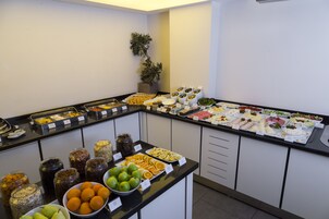 每日供应自助式早餐（每人 TRY 12）