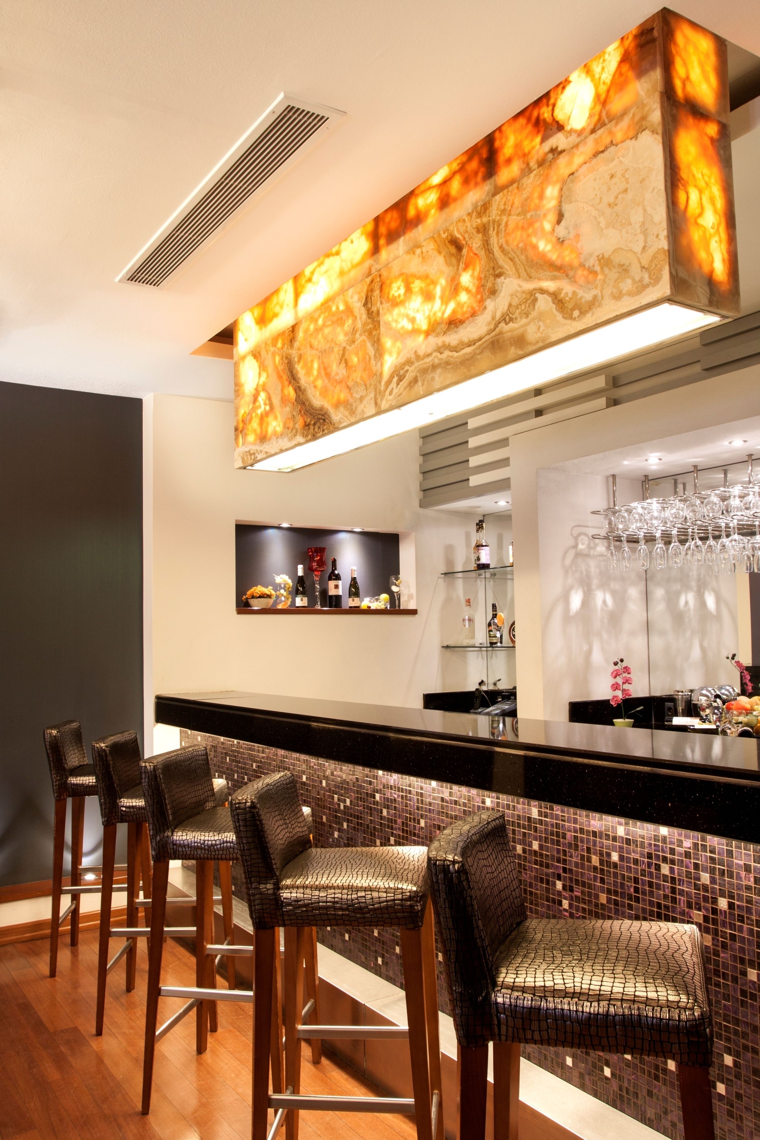 2 Bars/Lounges, Lobby-Lounge