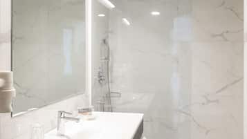 Een douche, een regendouche, designer toiletartikelen, een haardroger