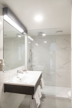Shower, rainfall showerhead, designer toiletries, hair dryer - Blanca Hotel (Izmir)