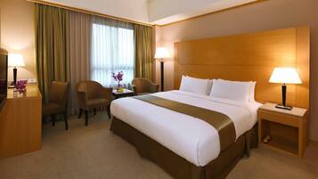 Tallelokero huoneessa, työpöytä, pimennysverhot, silitysrauta/-lauta