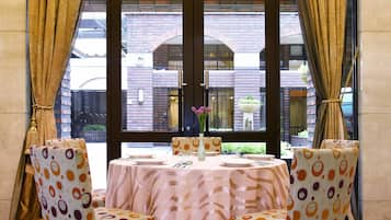 Daily buffet breakfast (TWD 480 per person)