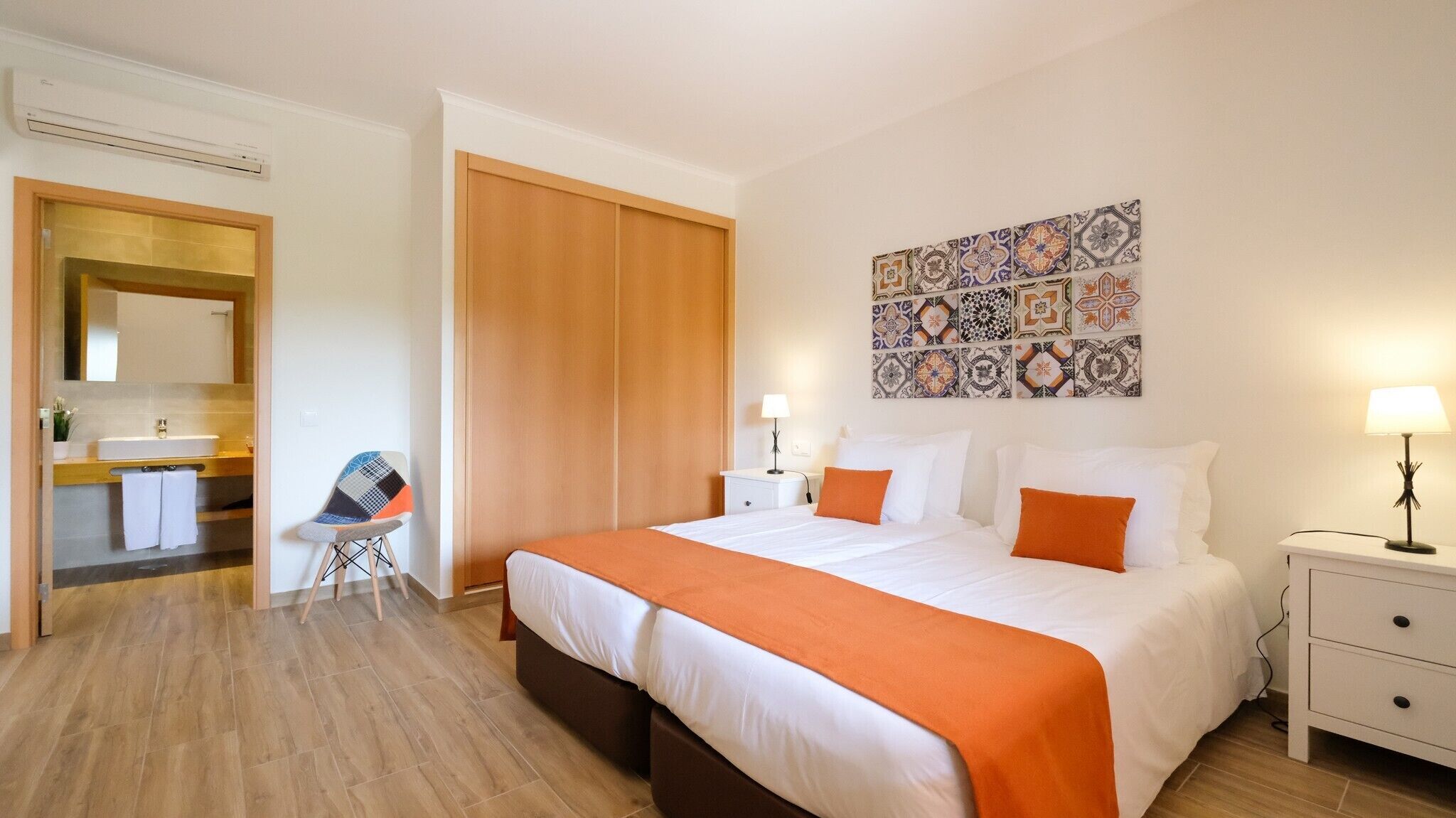 Coffres-forts dans les chambres, bureau, Wi-Fi gratuit, draps fournis