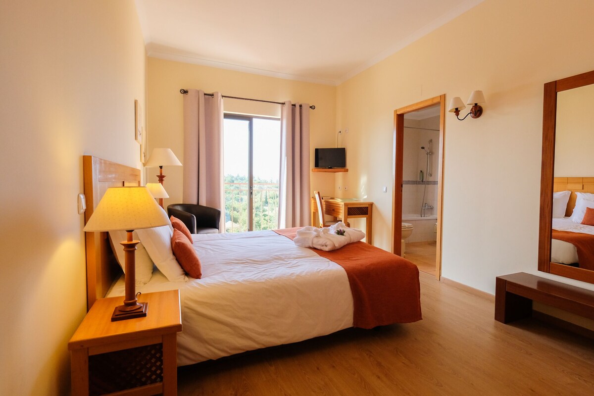 Coffres-forts dans les chambres, bureau, Wi-Fi gratuit, draps fournis