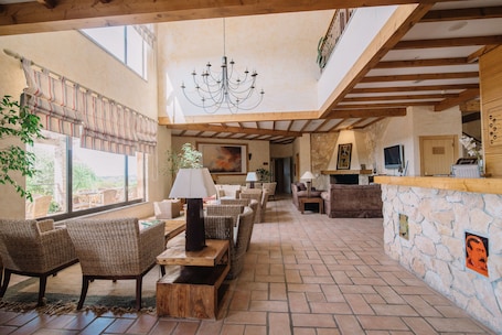 Lobby sitting area. Quinta dos Poetas Nature Hotel & Apartments