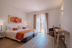 Familienapartment, 1 Schlafzimmer | Zimmersafe, Schreibtisch, kostenloses WLAN, Bettwäsche