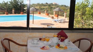 Desayuno buffet (EUR 12 por persona)