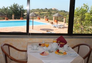 Desayuno buffet diario (EUR 12 por persona)