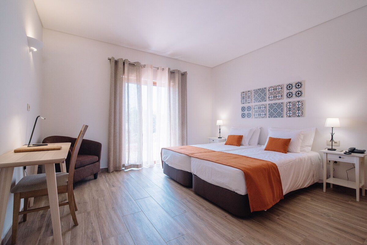 Coffres-forts dans les chambres, bureau, Wi-Fi gratuit, draps fournis