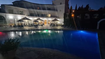 2 piscinas al aire libre (de 09:00 a 20:00), sombrillas, tumbonas