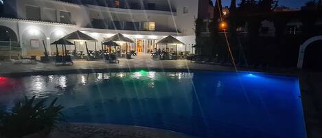2 piscinas externas, funciona das 9h às 20h, guarda-sóis