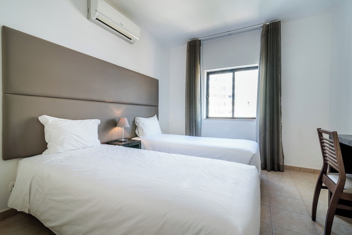 Cortinas blackout, insonorización y tabla de planchar con plancha 