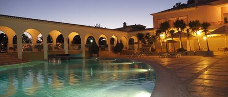 2 albercas al aire libre, sombrillas en la alberca y camastros