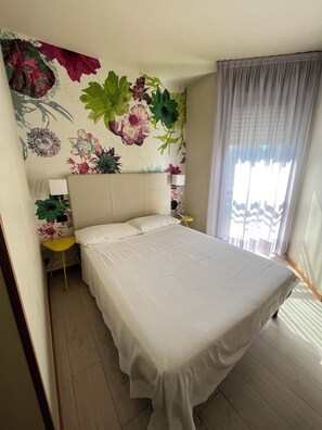 Quarto solteiro | Roupas de cama antialérgicas, cofres nos quartos, escrivaninha