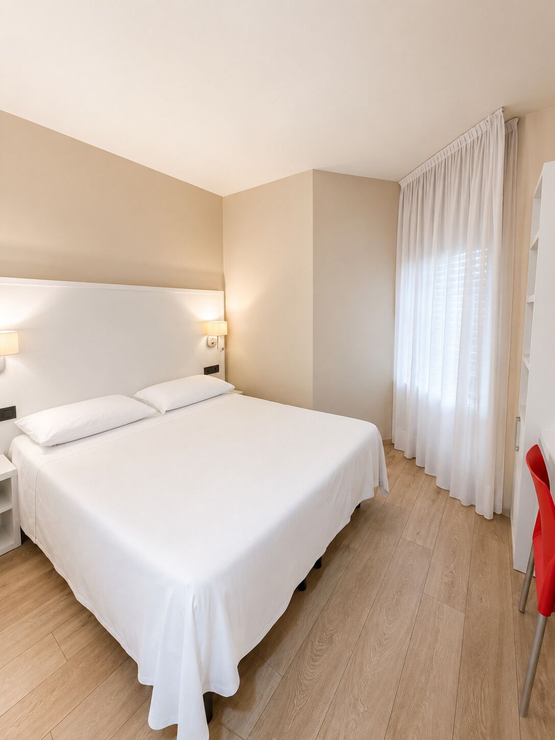 Tweepersoonskamer, voor 1 persoon | Hypoallergeen beddengoed, een kluis op de kamer, een bureau