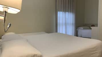 Quadruple room with disabled access | 1 多间卧室、防过敏的被褥、客房内保险箱、办公桌