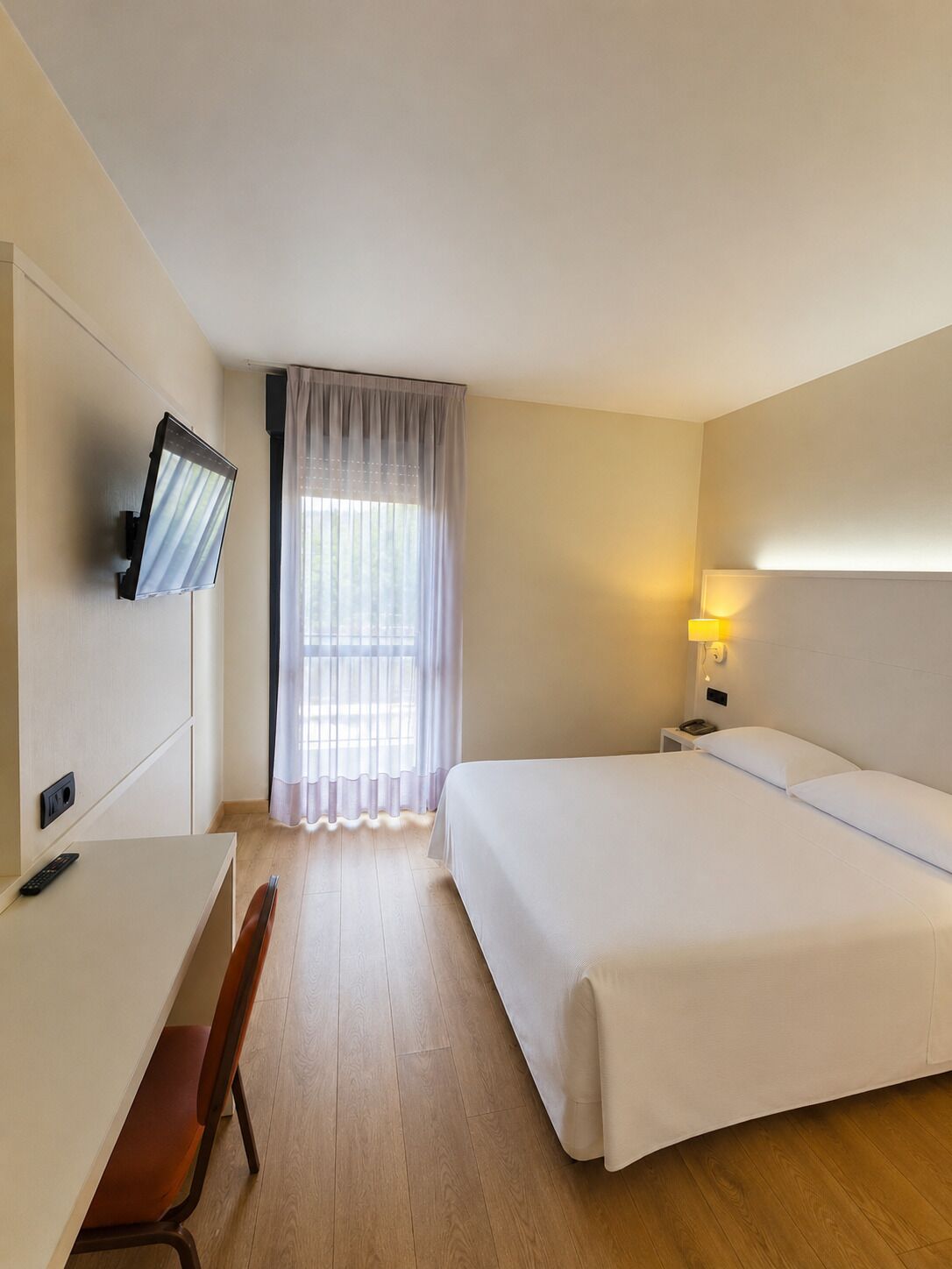 Camera Comfort con letto matrimoniale o 2 letti singoli | Biancheria da letto ipoallergenica, una cassaforte in camera