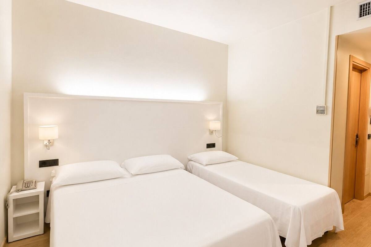 Comfort Triple Room | Hypo-allergenic bedding available, in-room safe, desk, laptop workspace